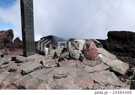 日本最高峰富士山剣ヶ峰の三角点 24364309