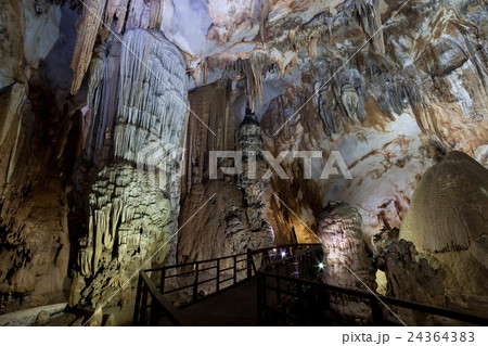 ベトナムの「天国の洞窟」と呼ばれる鍾乳洞 24364383