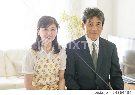 中年の日本人夫婦 24364484