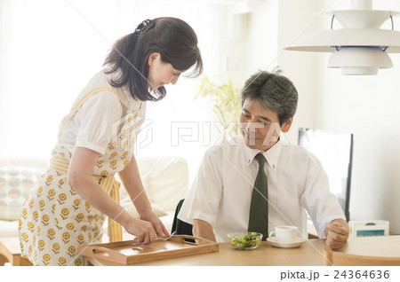 仲の良い日本人夫婦 仲の良い日本人夫婦 24364636