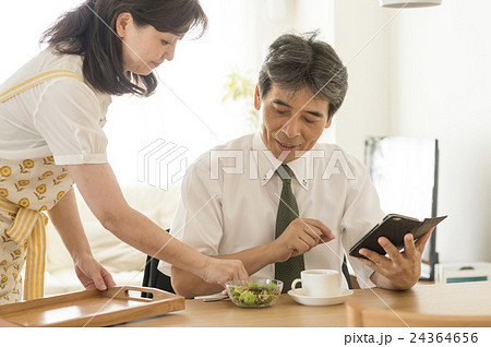 仲の良い日本人夫婦 24364656