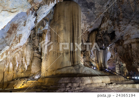 ベトナムの「天国の洞窟」と呼ばれる鍾乳洞 ベトナムの「天国の洞窟」と呼ばれる鍾乳洞 24365194