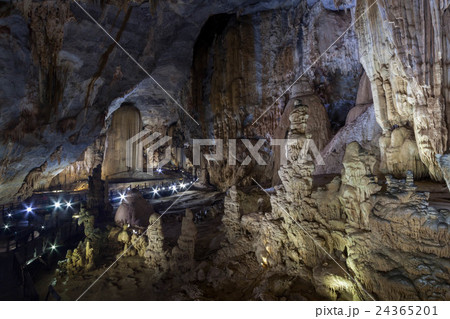 ベトナムの「天国の洞窟」と呼ばれる鍾乳洞 ベトナムの「天国の洞窟」と呼ばれる鍾乳洞 24365201