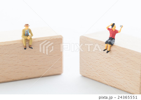 シニアと若者 24365551