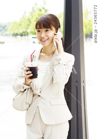 スマホで会話をするビジネスウーマン スマホで会話をするビジネスウーマン 24365772