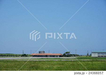伊江島空港ターミナル。沖縄県伊江村 24366057