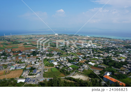 伊江島タッチューから島南西部の眺め。沖縄県伊江村 24366825