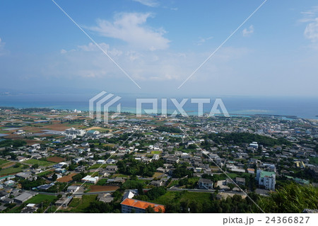 伊江島タッチューから島南部の眺め。沖縄県伊江村 24366827