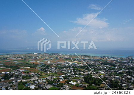 伊江島タッチューから島南西部の眺め。沖縄県伊江村 24366828