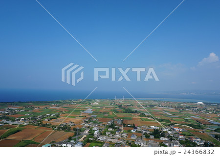 伊江島タッチューから島北西部の眺め。沖縄県伊江村 24366832