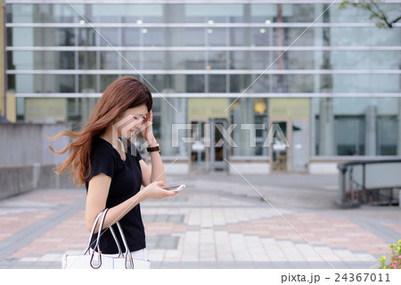 スマホを操作する女性 スマホを操作する女性 24367011