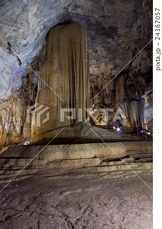ベトナムの「天国の洞窟」と呼ばれる鍾乳洞 ベトナムの「天国の洞窟」と呼ばれる鍾乳洞 24367057