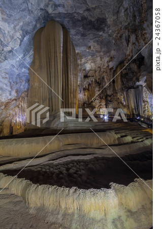 ベトナムの「天国の洞窟」と呼ばれる鍾乳洞 ベトナムの「天国の洞窟」と呼ばれる鍾乳洞 24367058