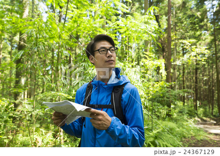 登山 トレッキング イメージ 男性 地図を片手に持つ 上半身 横顔 登山 トレッキング イメージ 男性 地図を片手に持つ 上半身 横顔 24367129