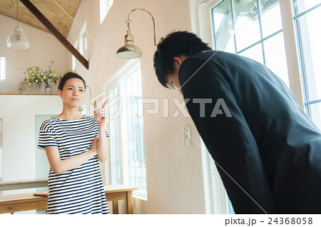 謝るサラリーマン 謝るサラリーマン 24368058