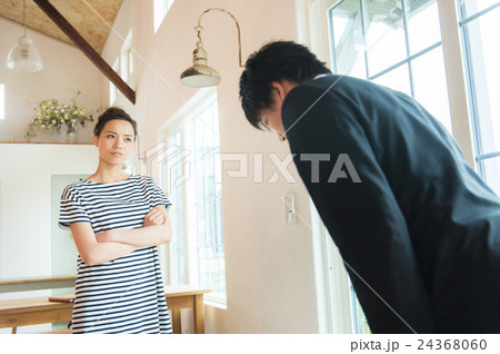 謝るサラリーマン 24368060