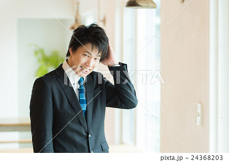 スーツ姿の男性 24368203