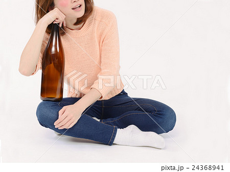 一升瓶を抱える泥酔した若い女性 一升瓶を抱える泥酔した若い女性 24368941
