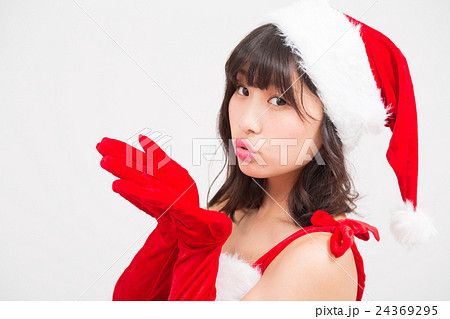 投げキッスをする女性サンタクロースの写真素材