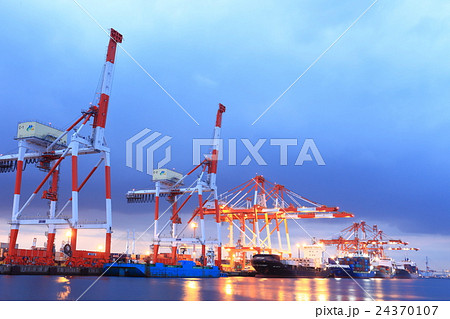 横浜 本牧埠頭の夜景 24370107