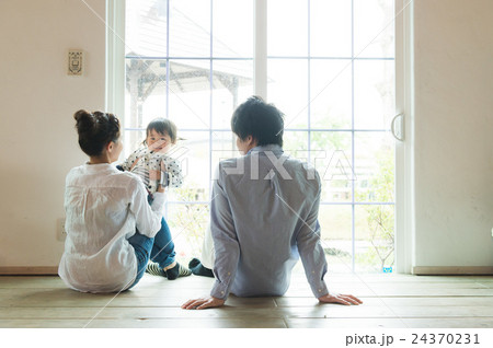 ファミリーイメージ　ステイホーム  24370231