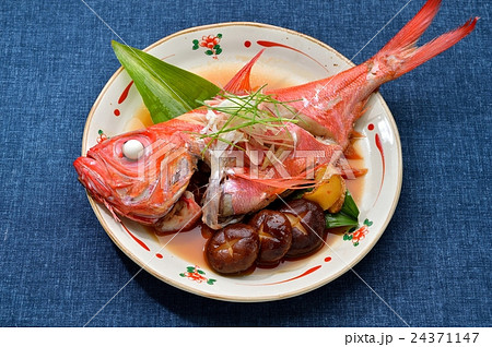 国産の金目鯛(キンメダイ)、魚の煮付け料理。煮魚、和食。 国産の金目鯛(キンメダイ)、魚の煮付け料理。煮魚、和食。 24371147