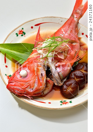 国産の金目鯛(キンメダイ)、魚の煮付け料理。煮魚、和食。 国産の金目鯛(キンメダイ)、魚の煮付け料理。煮魚、和食。 24371160