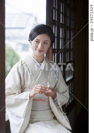 和服でお酒 24371324