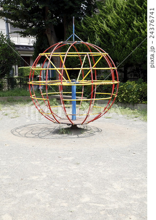 ジャングルジム：公園の遊具 24376741