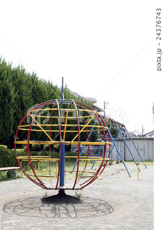 ジャングルジム：公園の遊具 24376743