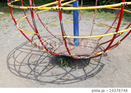 ジャングルジム：公園の遊具 24376746