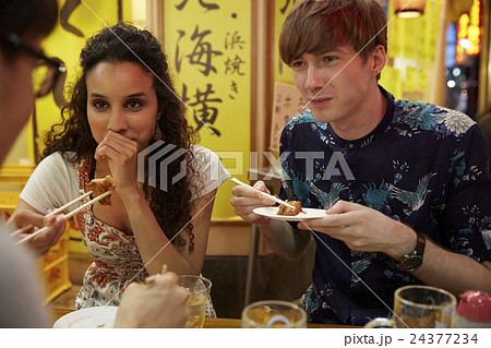 日本食を楽しむ外国人旅行客 日本食を楽しむ外国人旅行客 24377234