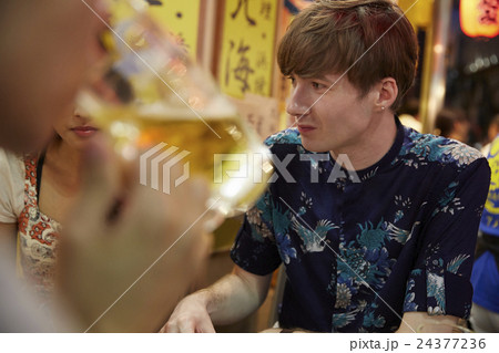 日本食を楽しむ外国人旅行客 日本食を楽しむ外国人旅行客 24377236