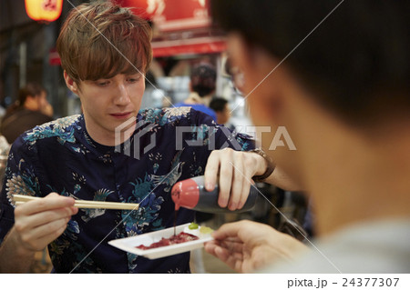 日本食を楽しむ外国人旅行客 24377307
