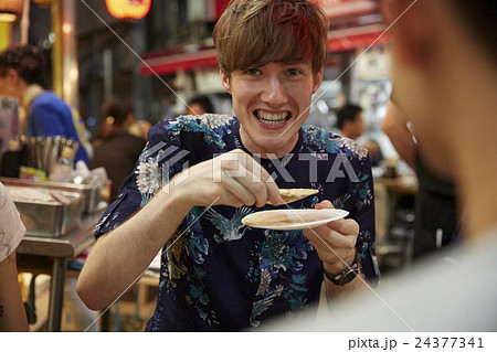 日本食を楽しむ外国人旅行客 24377341