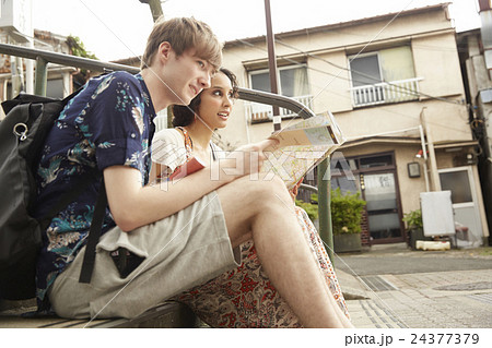 谷根千を観光する外国人旅行客 24377379