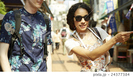 谷根千観光をする外国人 24377384