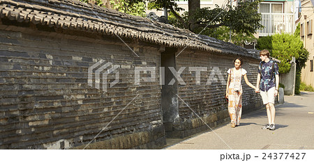 谷根千観光をする外国人　築地塀 24377427