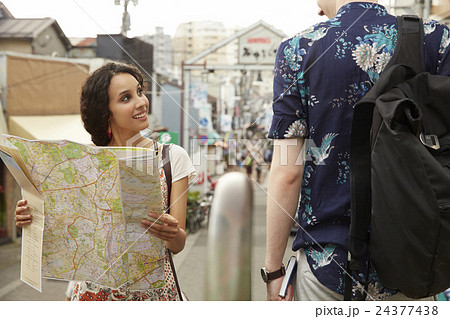 谷根千を観光する外国人旅行客 24377438