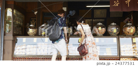 谷根千観光する外国人 煎餅屋 谷根千観光する外国人 煎餅屋 24377531