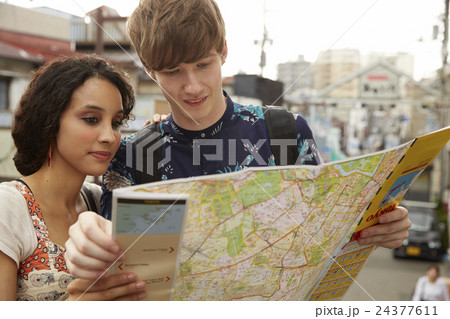 谷根千を観光する外国人旅行客 24377611