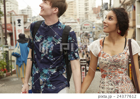 谷根千を観光する外国人旅行客 谷根千を観光する外国人旅行客 24377612