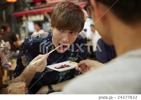 日本食を楽しむ外国人旅行客 24377632