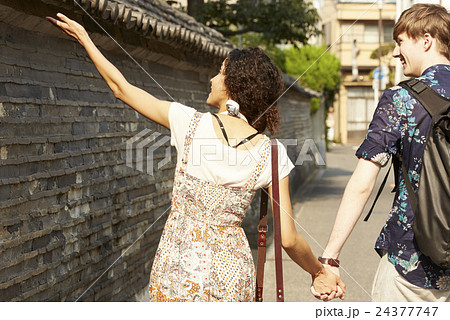 谷根千観光をする外国人　築地塀 24377747