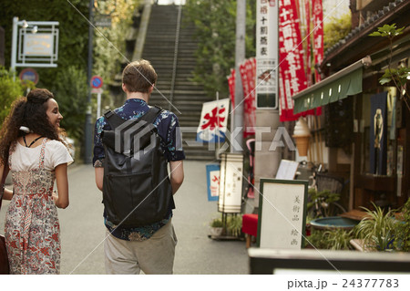 谷根千を観光する外国人旅行客 24377783