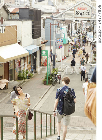 谷根千を観光する外国人旅行客 24377806