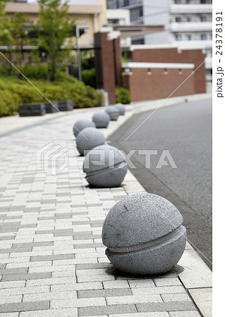 歩道 ガード 石の写真素材