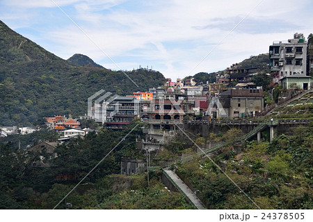 台湾　九份（きゅうふん）　山あいの町並み 24378505