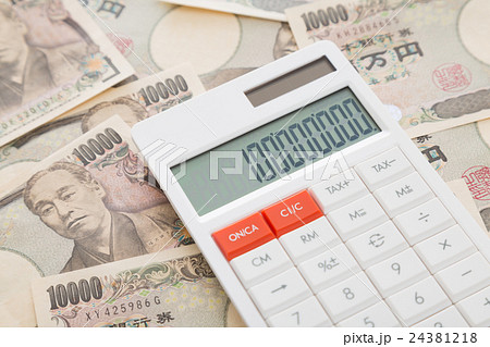 電卓と一万円 金融イメージ 電卓と一万円 金融イメージ 24381218