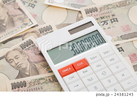 電卓と一万円　金融イメージ 24381245